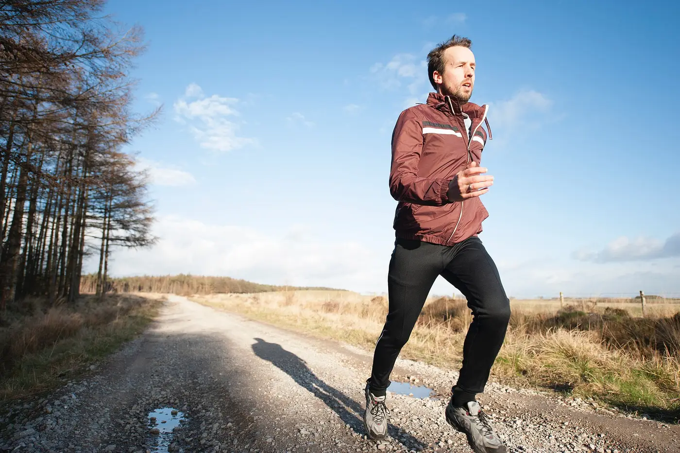 Coureur sur un chemin de campagne