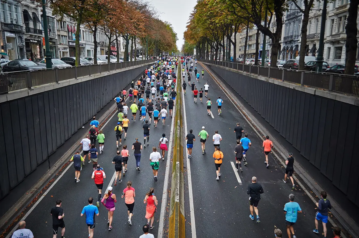 Marathon vu d'en haut, coureurs sur une avenue